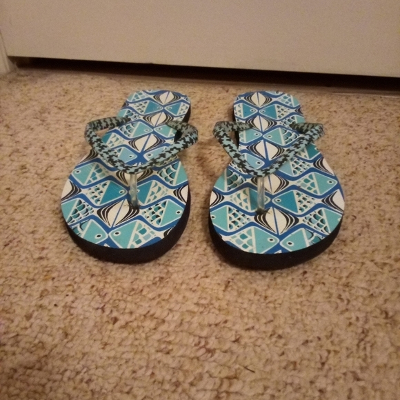 Vera Bradley fish pattern flip flops blue and white size 9 - Picture 2 of 3